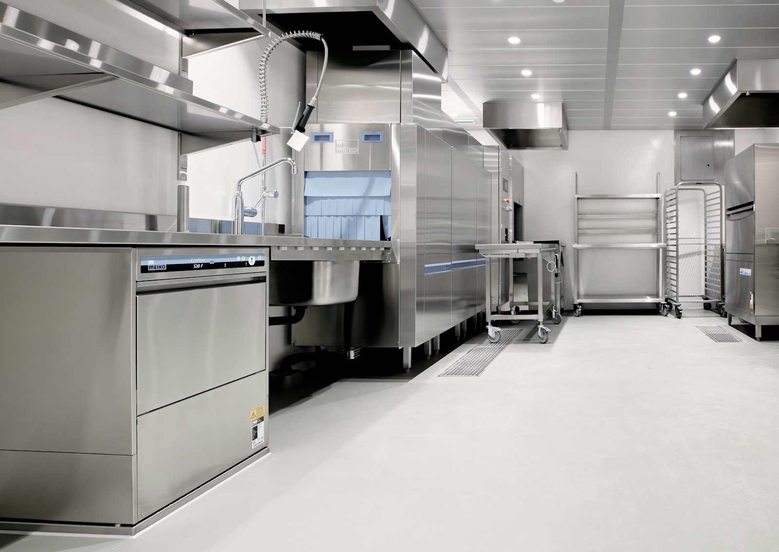 Rooftop kitchen exhaust fan and condensing units behind a Dallas restaurant