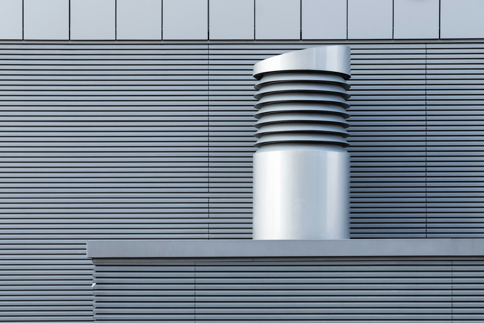 Roof-mounted kitchen exhaust fan and makeup air unit ductwork